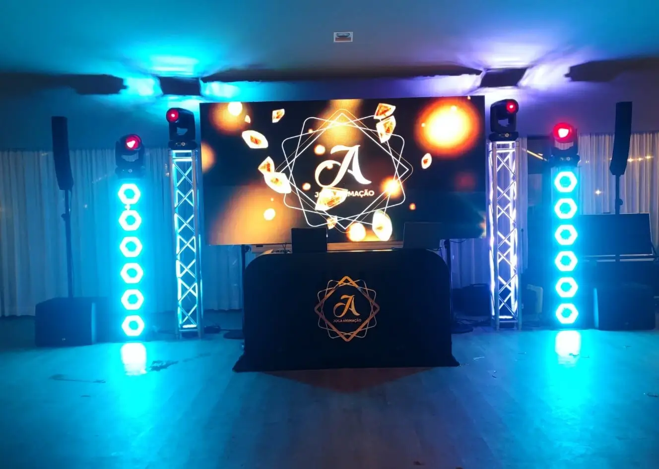 Equipamento de som e luz da Joca Animação montado para eventos, com estrutura luminosa e ecrã LED profissional.