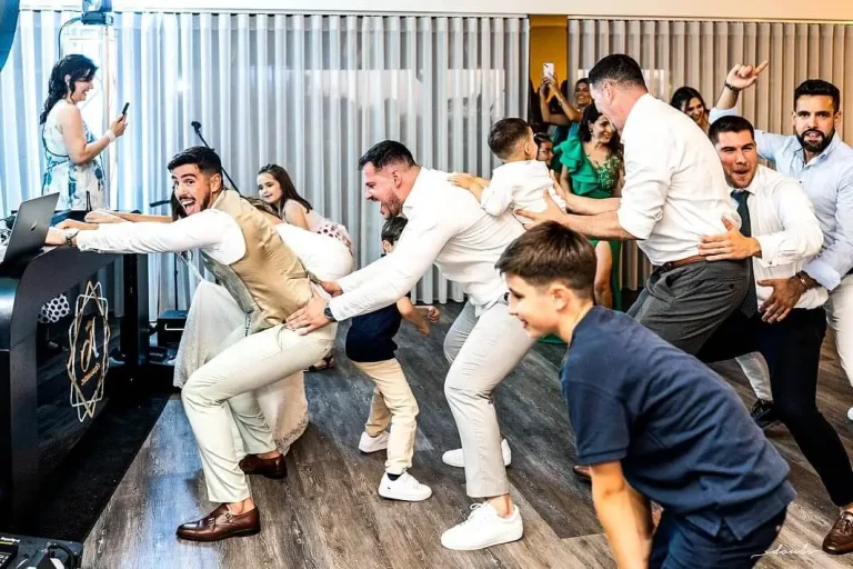 Convidados e noivos a divertir-se durante o Pack Music da Joca Animação, com DJ animador a criar um momento energético na pista de dança.