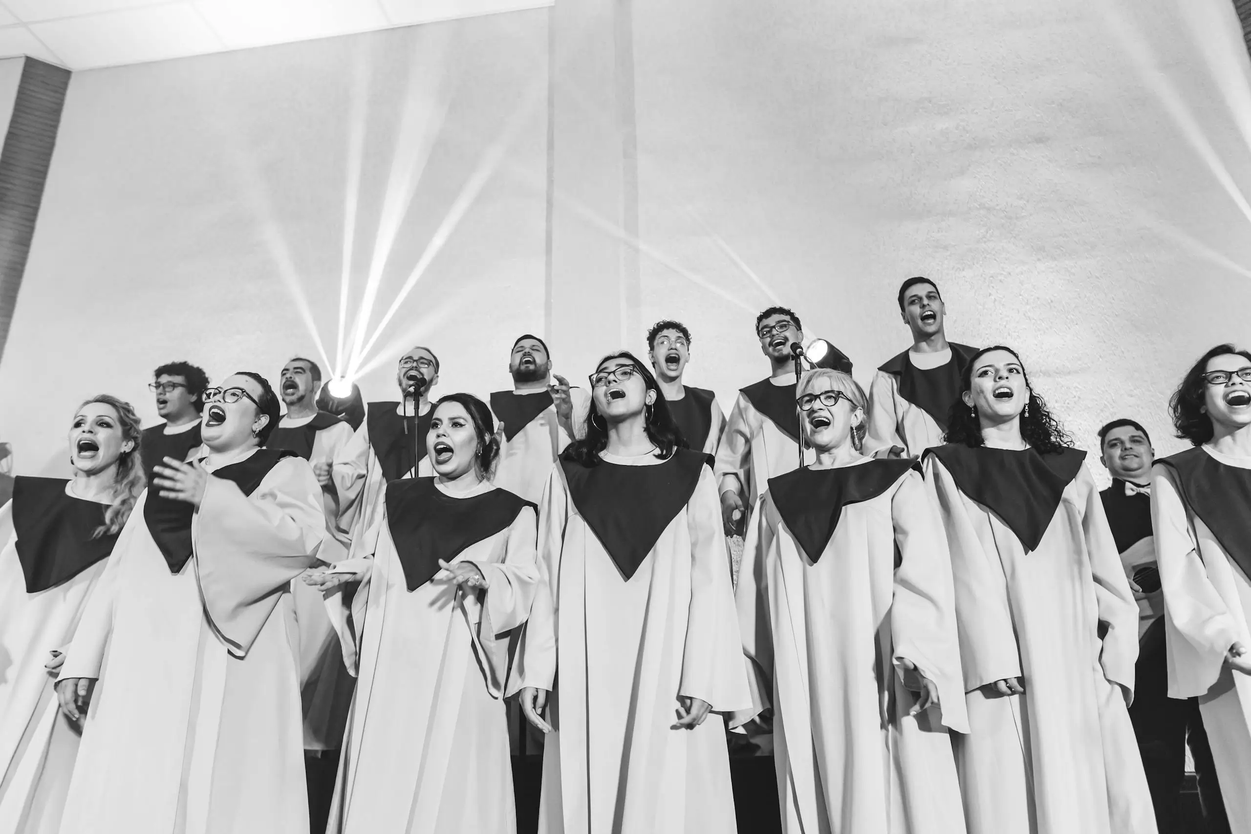 Coro de igreja a cantar em conjunto durante a cerimónia, representando os serviços de animação musical da Joca Animação.