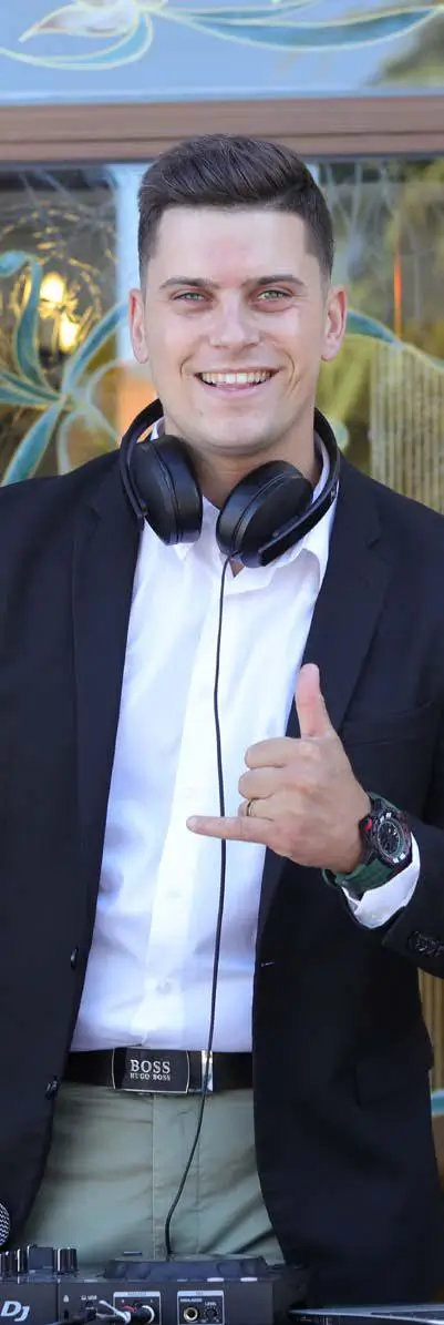 DJ César Duarte a sorrir enquanto prepara a atuação, parte da equipa de animação musical da Joca Animação.