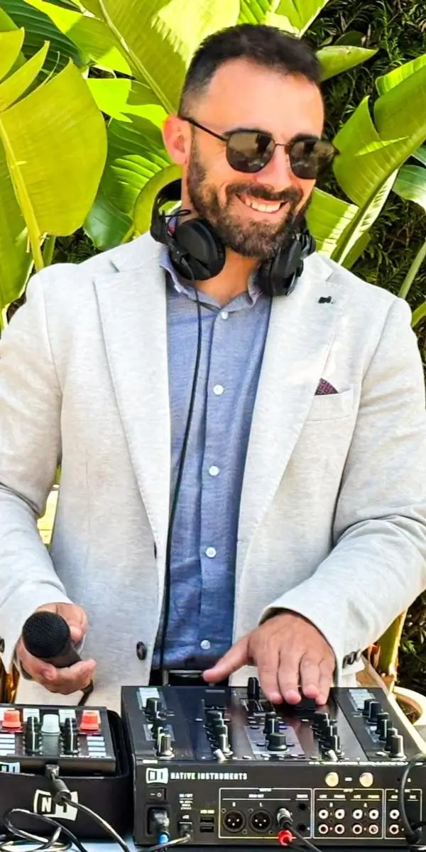 DJ Joca Veloso a atuar ao ar livre com mesa de mistura profissional, representando a animação musical da Joca Animação.