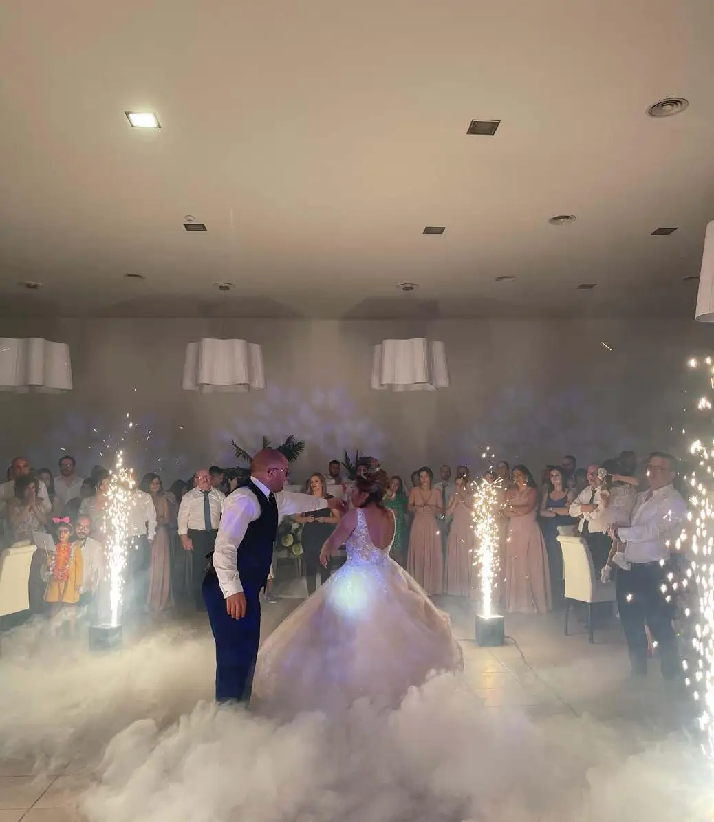 Máquinas Sparkulares de fogo frio da Joca Animação criando um momento mágico no casamento.