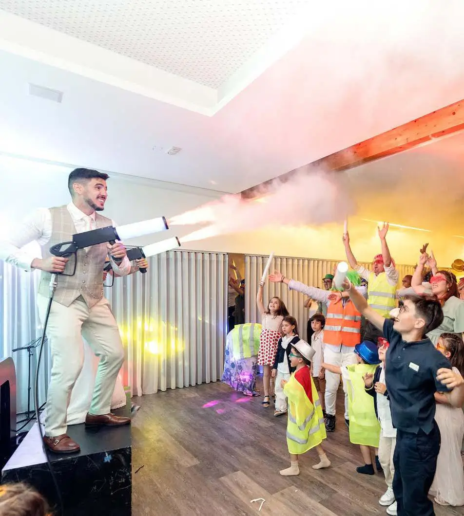 Pistola de CO₂ da Joca Animação usada para animar a pista de dança com jatos de fumo espetaculares.