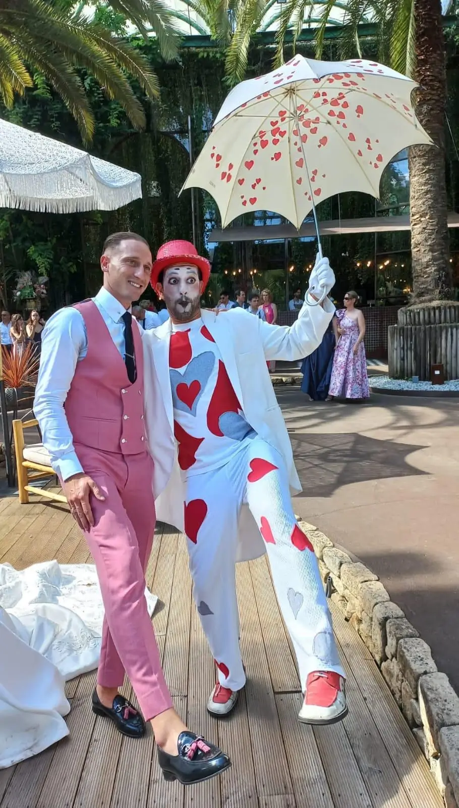 Profissional entertainer da Joca Animação a interagir com convidados num casamento, criando um momento divertido e inesquecível.