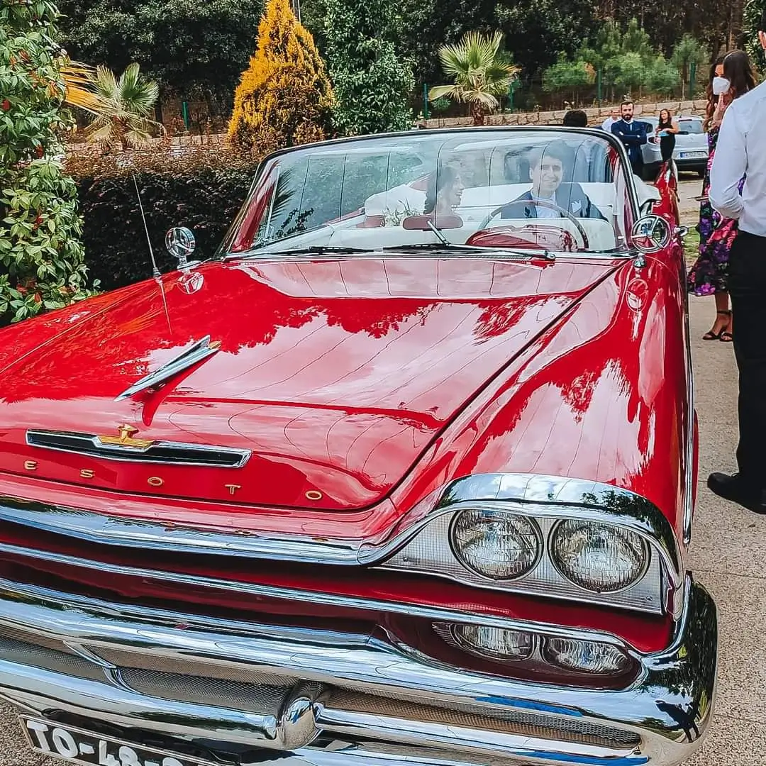 Carro clássico vermelho disponível na Joca Animação para entradas marcantes e sessões fotográficas elegantes
