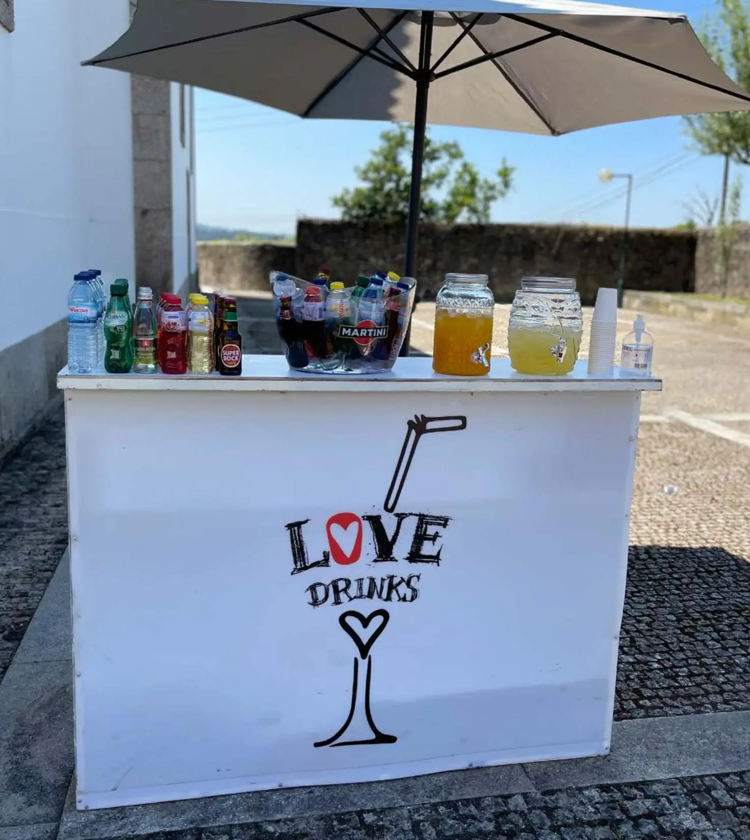 "Love Drinks da Joca Animação, bar móvel com bebidas frescas para receções de casamentos e eventos especiais.