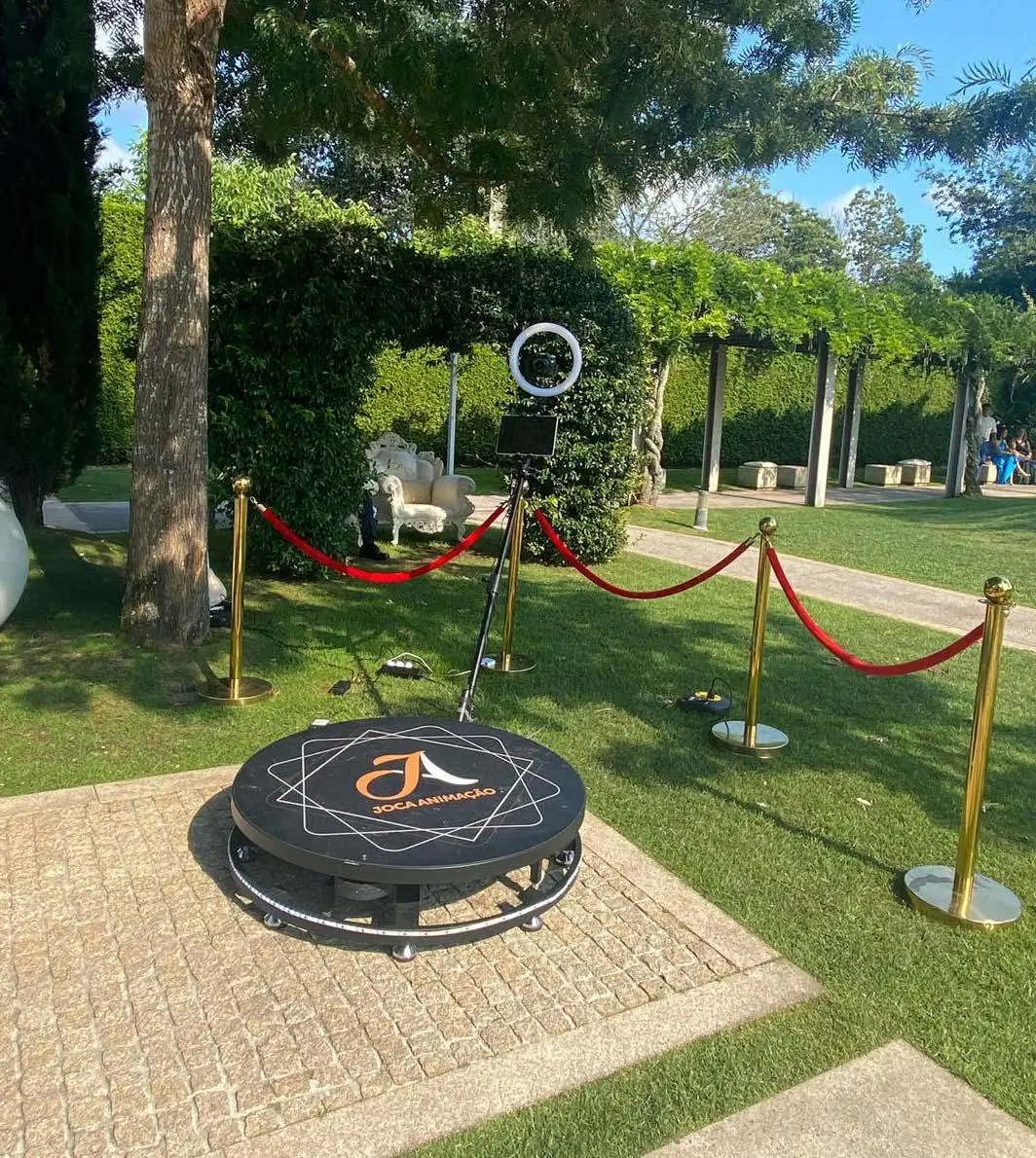 Plataforma 360° Videobooth da Joca Animação com iluminação e tapete vermelho para vídeos dinâmicos em eventos.