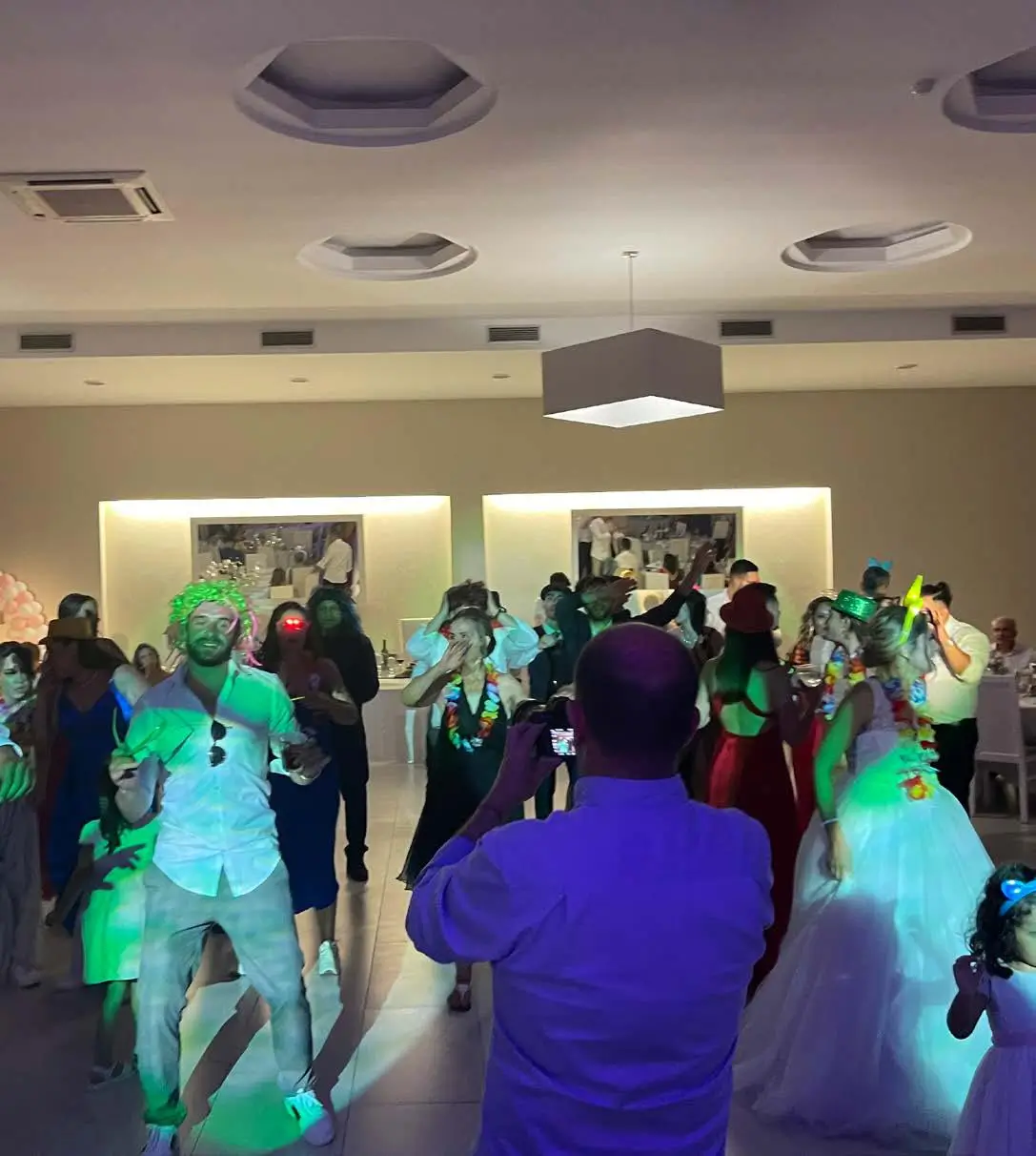 Momento de Hora Louca com convidados a dançar e a festejar, representando a animação energética da Joca Animação.
