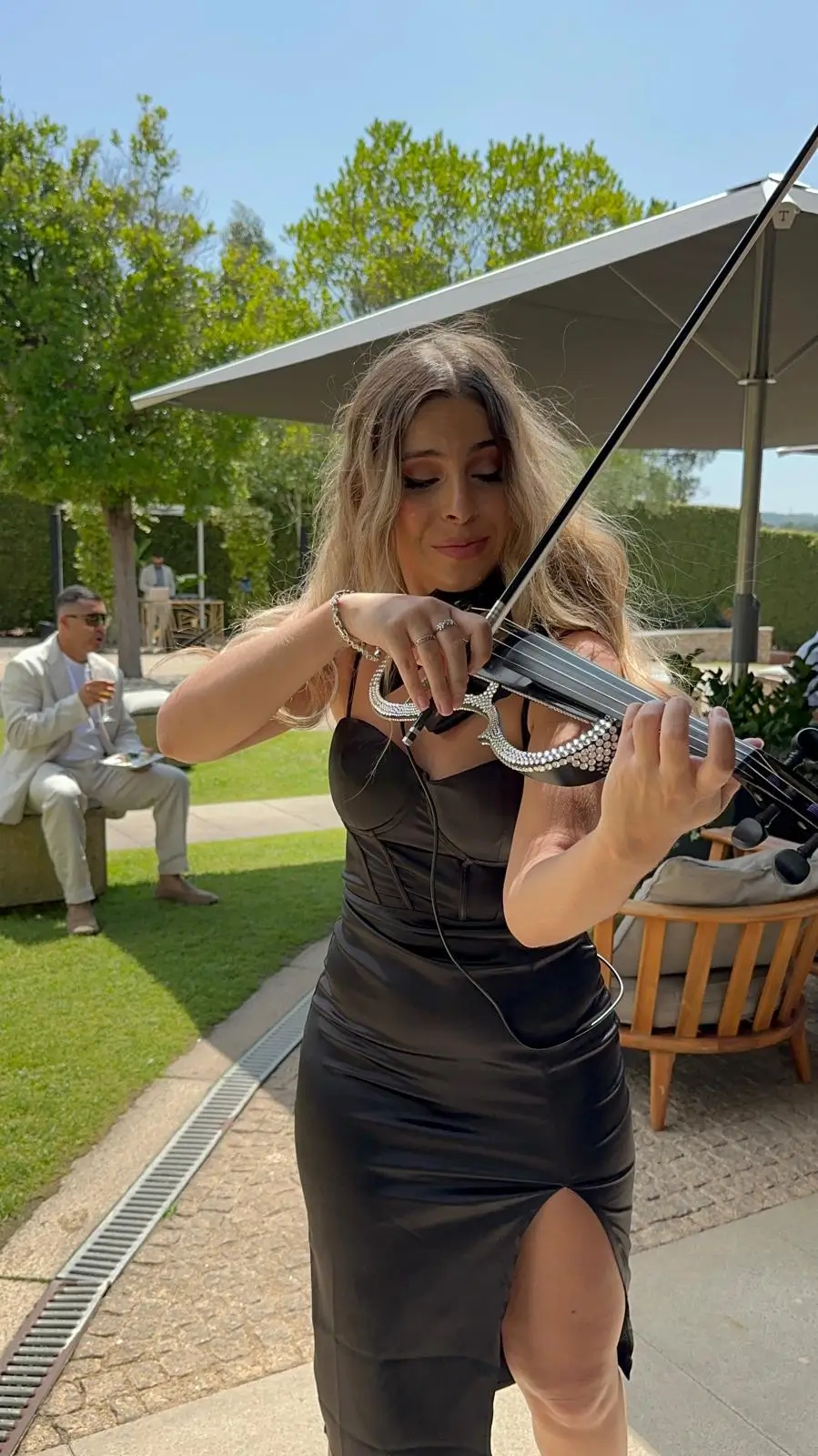 Violinista a atuar ao vivo num evento, representando os serviços de animação musical da Joca Animação.